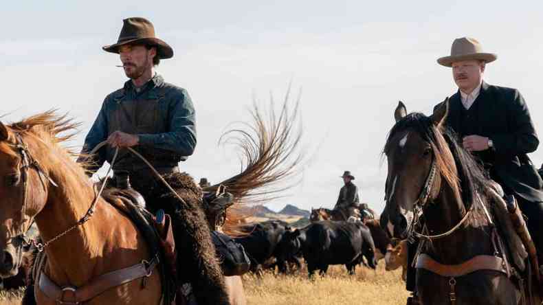 homens andam a cavalo em meio ao gado, cena do filme Ataque dos ces