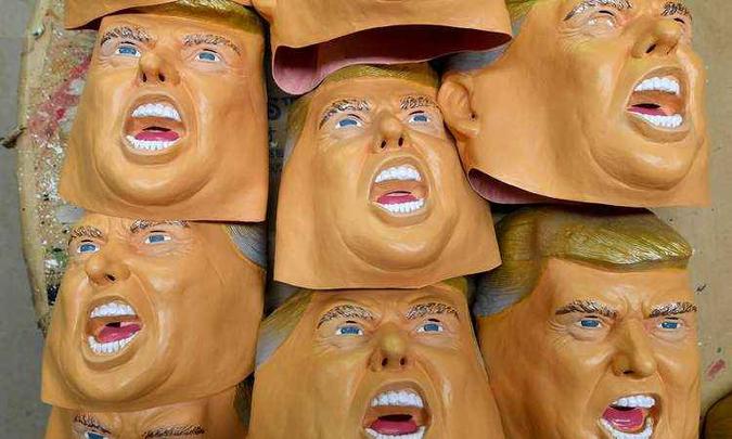 Máscaras de borracha do presidente eleito Donald Trump produzidas na fábrica da máscaras Ogawa Studios, em Tóquio (foto: AFP / TOSHIFUMI KITAMURA ) Máscaras de borracha do presidente eleito Donald Trump produzidas na fábrica da máscaras Ogawa Studios, em Tóquio (foto: AFP / TOSHIFUMI KITAMURA )