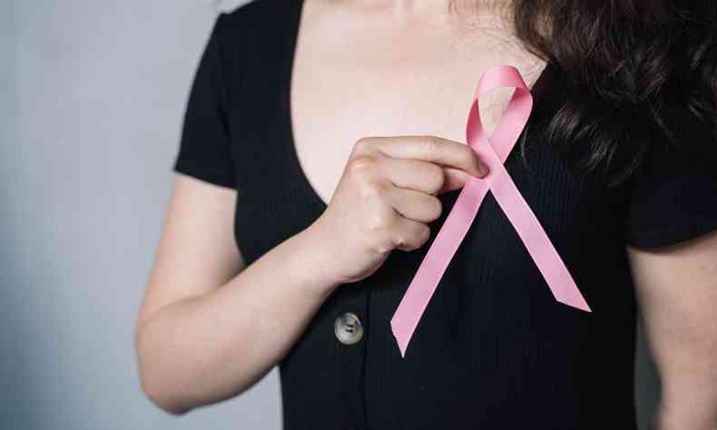 Fita cor de rosa simboliza a campanha de preveno ao cncer de mama