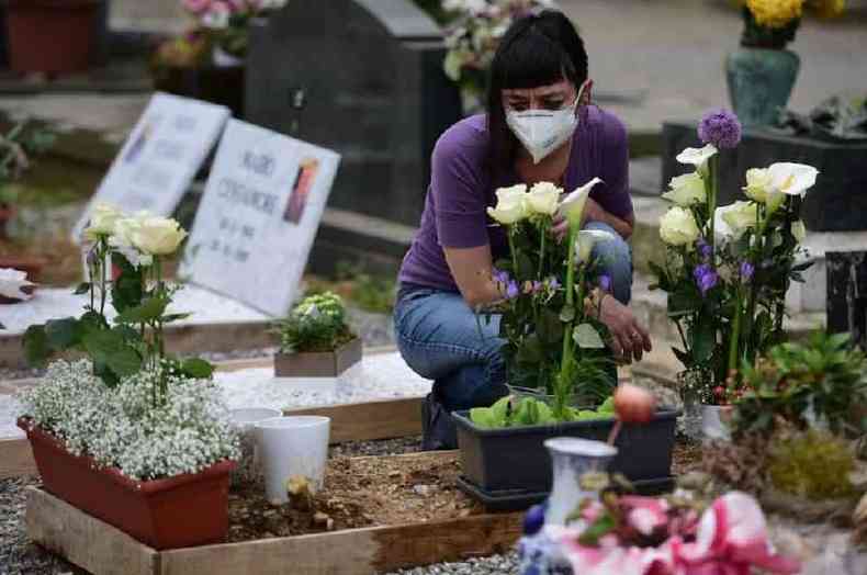Vtimas da covid-19 enterradas em nova seo do cemitrio em Bergamo(foto: AFP)