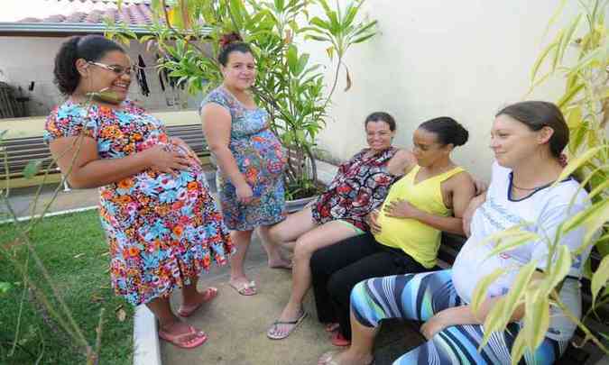 Na Casa da Gestante, mulheres aguardam a chegada de seus bebs em um papo animado(foto: Beto Novaes/EM/D.A Press)
