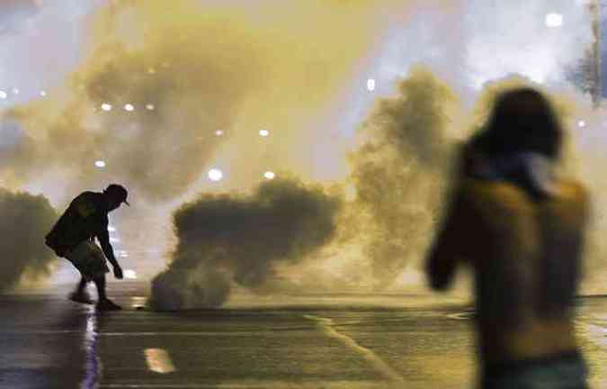 Manifestaes seguem pelas ruas da cidade no Missouri: ''Dormir no  uma opo, governador Nixon. Pedimos justia!'', gritou um dos jovens durante coletiva do poltico no ltimo sbado(foto: REUTERS/Lucas Jackson)