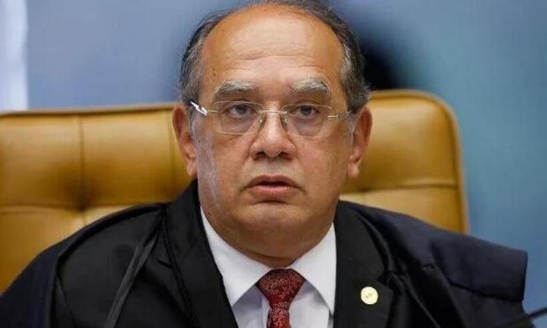 Gilmar Mendes  um homem calvo e de idade; usa culos e est sentado em sua cadeira do STF