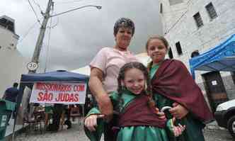 Girce e as duas netas, que se vestem todos os anos com a roupa do santo(foto: Rodrigo Clemente/EM/DA Press)
