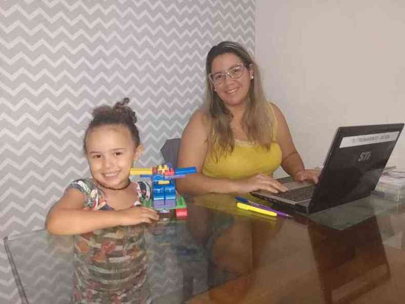 Supervisora de departamento pessoal, Walnice Fabiana tem conciliado o trabalho feito de casa com a dedicao  filha Alice, de 3 anos(foto: Arquivo pessoal )