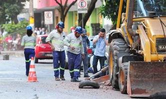 Técnicos trabalham na área do vazamento, cuja contenção exigiu que o asfalto fosse aberto para a realização de pinçamento na tubulação(foto: Gladyston Rodrigues/EM/DA Press) Técnicos trabalham na área do vazamento, cuja contenção exigiu que o asfalto fosse aberto para a realização de pinçamento na tubulação(foto: Gladyston Rodrigues/EM/DA Press)