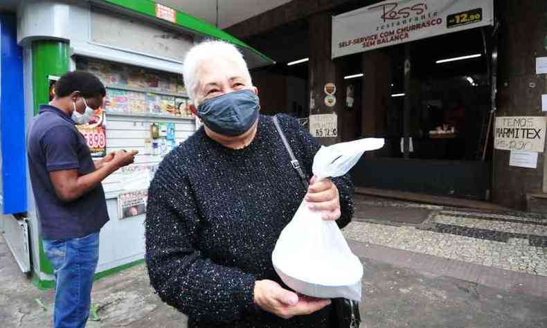 Sem poder entrar nos restaurates, a aposentada Ermelinda Souto agora leva comida para casa(foto: Gladyston Rodrigues/EM/D.A.Press)