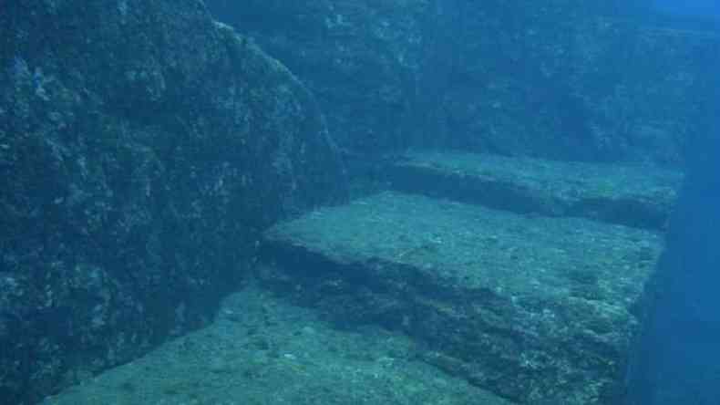 Degraus perfeitamente esculpidos levam a acreditar que o monumento foi feito pelo homem(foto: BBC)