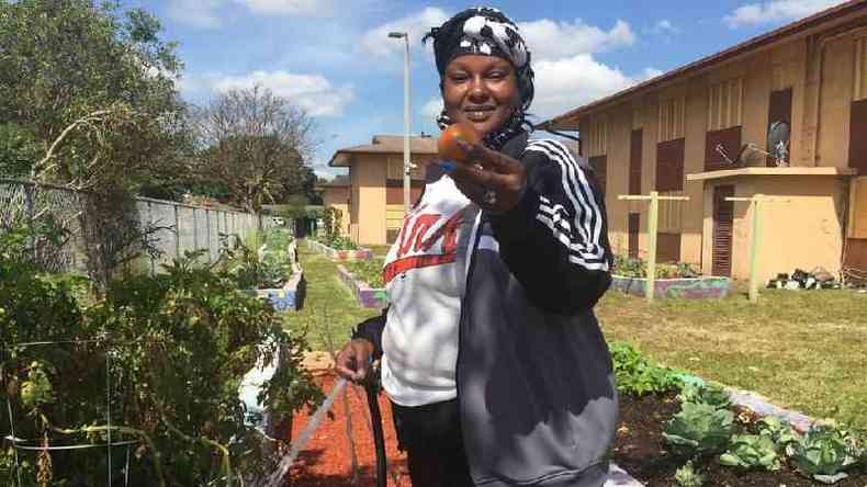 Jardins urbanos como os organizados por Nicole Fowles ajudam a surprir déficit de alimentos saudáveis(foto: BBC)