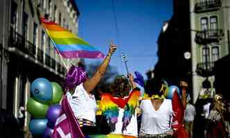 Parada do Orgulho Gay em Lisboa. Cartaz preto com fotos das vtimas abriu a marcha(foto: AFP PHOTO / PATRICIA DE MELO MOREIRA)