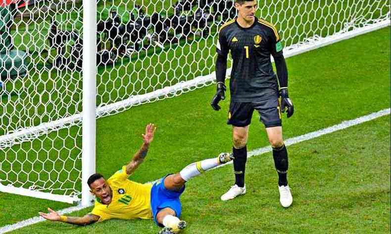 Motivo de chacota mundial, Neymar protesta aps cair ao lado do goleiro belga Thibaut Courtois na partida que eliminou o Brasil