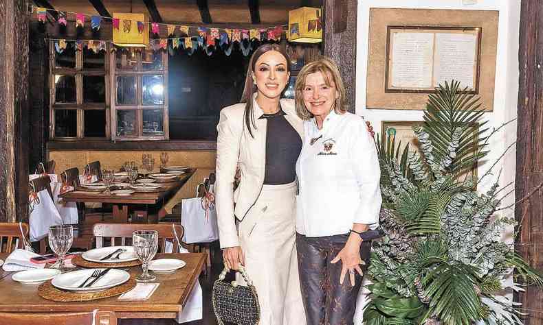 Gracie Winter e Marcia Nunes no restaurante Dona Lucinha, de pé, abraçadas