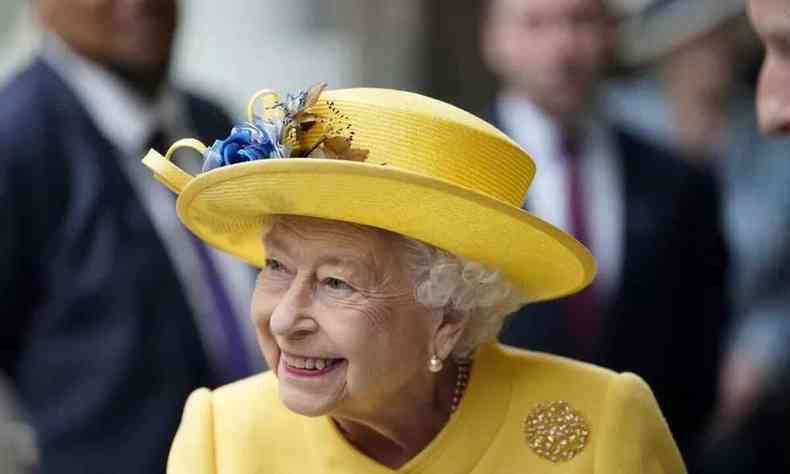 Rainha Elizabeth Segunda, de amarelo e sorrindo