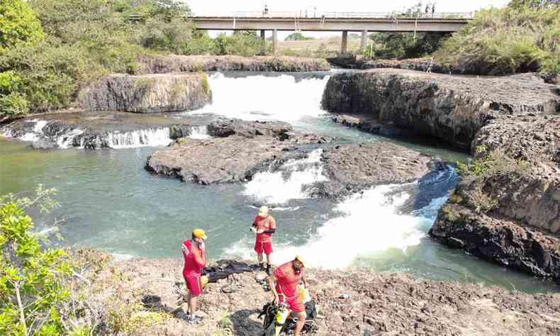 Dos trs homens que se afogaram este ms na rea de atuao do 8 BBM, um deles ainda est desaparecido. Trata-se de homem de 52 anos que se afogou na Cachoeira da Fumaa, Nova Ponte(foto: 8 BBM/Divulgao)