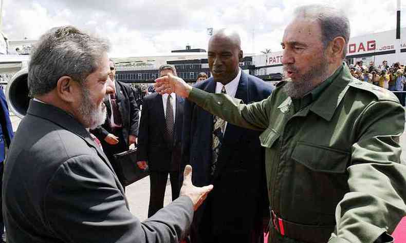 Os ento presidentes Lula e Fidel Castro no aeroporto da capital cubana, durante visita do petista ao pas (foto: Ricardo Stuckert/ABr - 26/9/03)