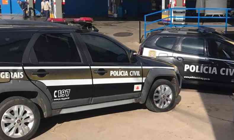 Viaturas da Polcia Civil durante cumprimento de mandados na clnica teraputica em Campo do Meio(foto: PCMG/Divulgao)