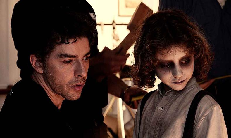 Michele Riondino e Orlando Forte interpretam pai e filho em 'Os nossos fantasmas'(foto: Festival do Cinema Italiano) O ator Michele Riondino e o menino Orlando Forte, fantasiado de assombração, em cena do filme italiano 'Os nossos fantasmas'