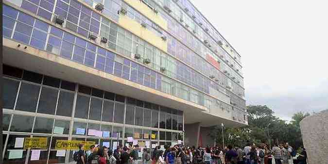 UFMG: mais de tero dos aprovados no procurou a universidade para realizar a matrcula(foto: Leandro Couri/EM/D.A Press)