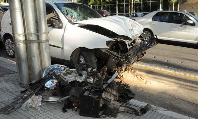 O veículo dirigido por J. C. B. S., de 25 anos, ficou destruído. Condutor foi levado ao Pronto-Socorro e não houve tempo de fazer o teste do bafômetro (foto: Paulo Filgueiras/EM/DA Press) O veículo dirigido por J. C. B. S., de 25 anos, ficou destruído. Condutor foi levado ao Pronto-Socorro e não houve tempo de fazer o teste do bafômetro (foto: Paulo Filgueiras/EM/DA Press)