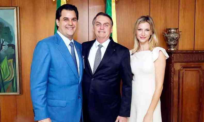 O presidente Jair Bolsonaro com o deputado federal paulista Frederico D'vila e sua mulher, a mineira Raquel Amorim D'vila (foto: Presidncia da Repblica/divulgao)