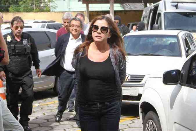 Mnica Moura e o marido Joo Santana, logo atrs, no dia que foram presos pela Operao Lava-Jato(foto: Franklin de Freitas/AGB/ Estado Contedo )