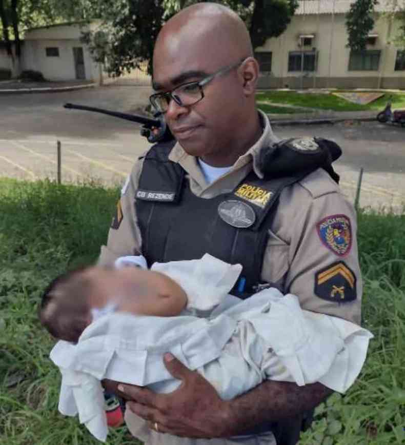 Beb de dois meses  resgatado depois de militares prenderem pai que havia fugido.