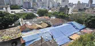 Vizinhos denunciam que telhado com palha e coberto de lona agrava riscos(foto: Juarez Rodrigues/EM/D.A Press)