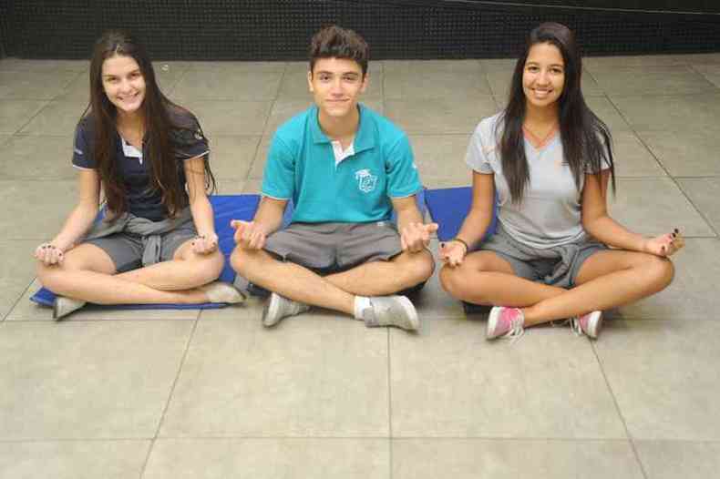 Os estudantes Lorena Soares, 18, Rodrigo de Almeida, 18 e Cinara Evelyn, 17, confiam em msica relaxante e controle de respirao antes da prova(foto: Leandro Couri/EM/D.A Press)