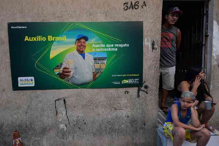 Propaganda do programa Auxlio Brasil no muro de residncia na favela de Helipolis em So Paulo, em dezembro de 2021