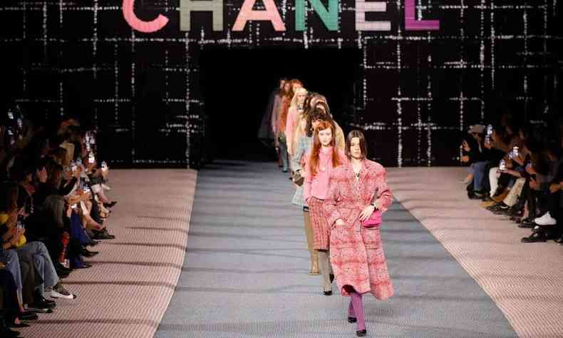 Modelos no desfile da marca Chanel, na Semana de Moda de Paris