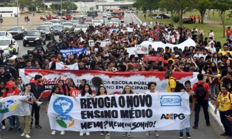 estudantes se manifestando em rua no Brasil