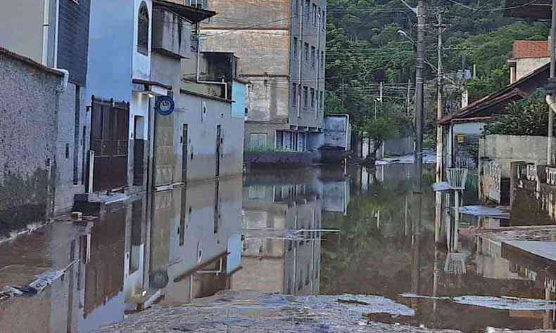 Inundao nas casas atingiu 1m nesta segunda-feira(foto: Marcos Alfredo)