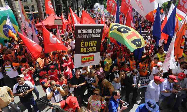 Protesto de centrais sindicais contra regras mais duras para os trabalhadores invadiu a Para da S (SP)(foto: Nelson Antoine/Estado Contedo)