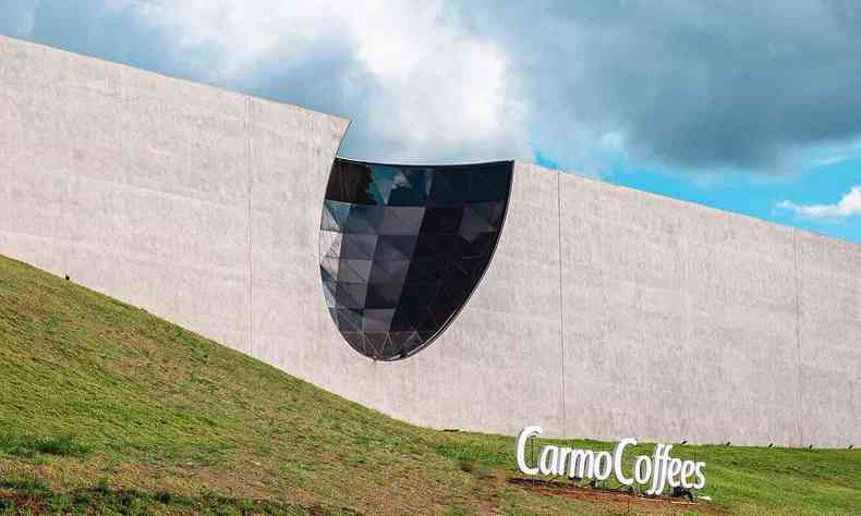 Foto mostra fachada do prdio da CarmoCoffees, na cidade de Trs Coraes 