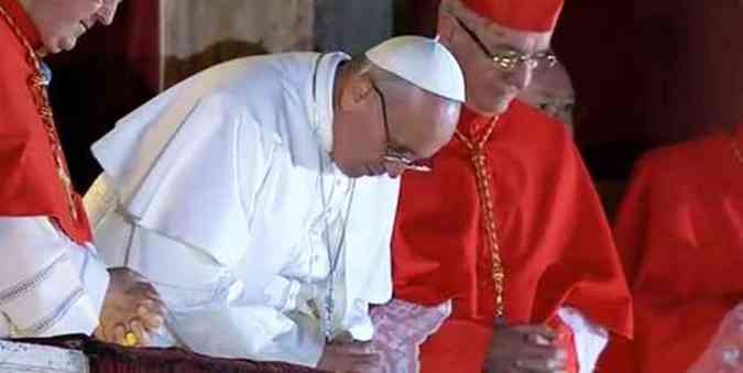 O Bispo de Roma se curvou no parapeito e pediu que a multido orasse por ele(foto: Reproduo/TV Vaticano)