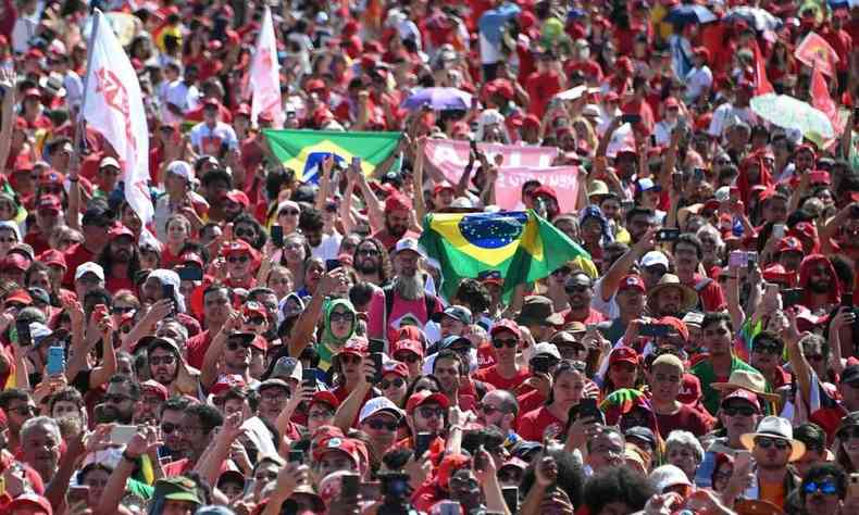 Pblico assiste  posse de Lula em Braslia
