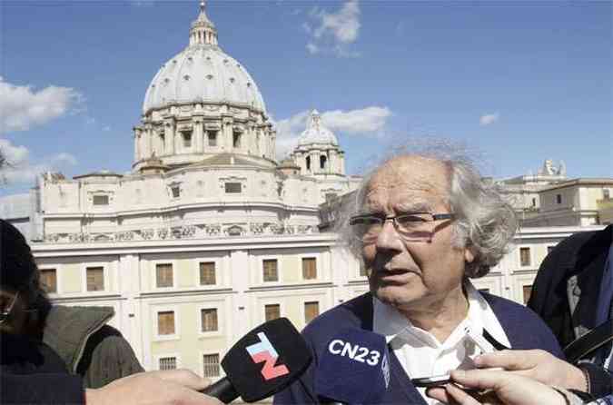 Segundo ativista premiado com Nobel, papa procurou notcias de desaparecidos e presos durante a ditadura, mas nos bastidores(foto: REUTERS/Remo Casilli )