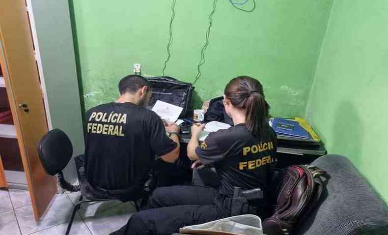 Policiais federais vasculham documentos 