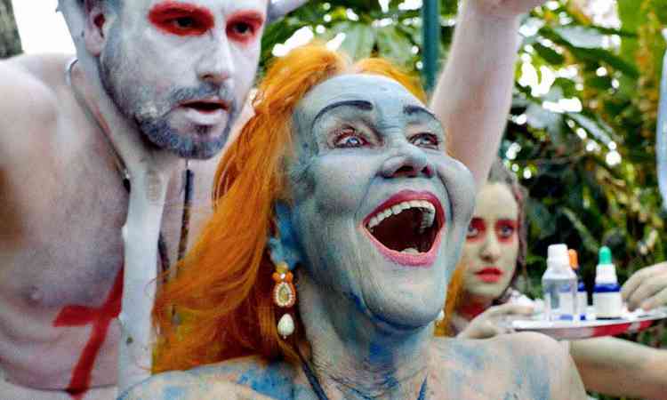 Helena Ignez tem o rosto pintado de azul, em cena em clima surrealista do filme A alegria  a prova dos nove
