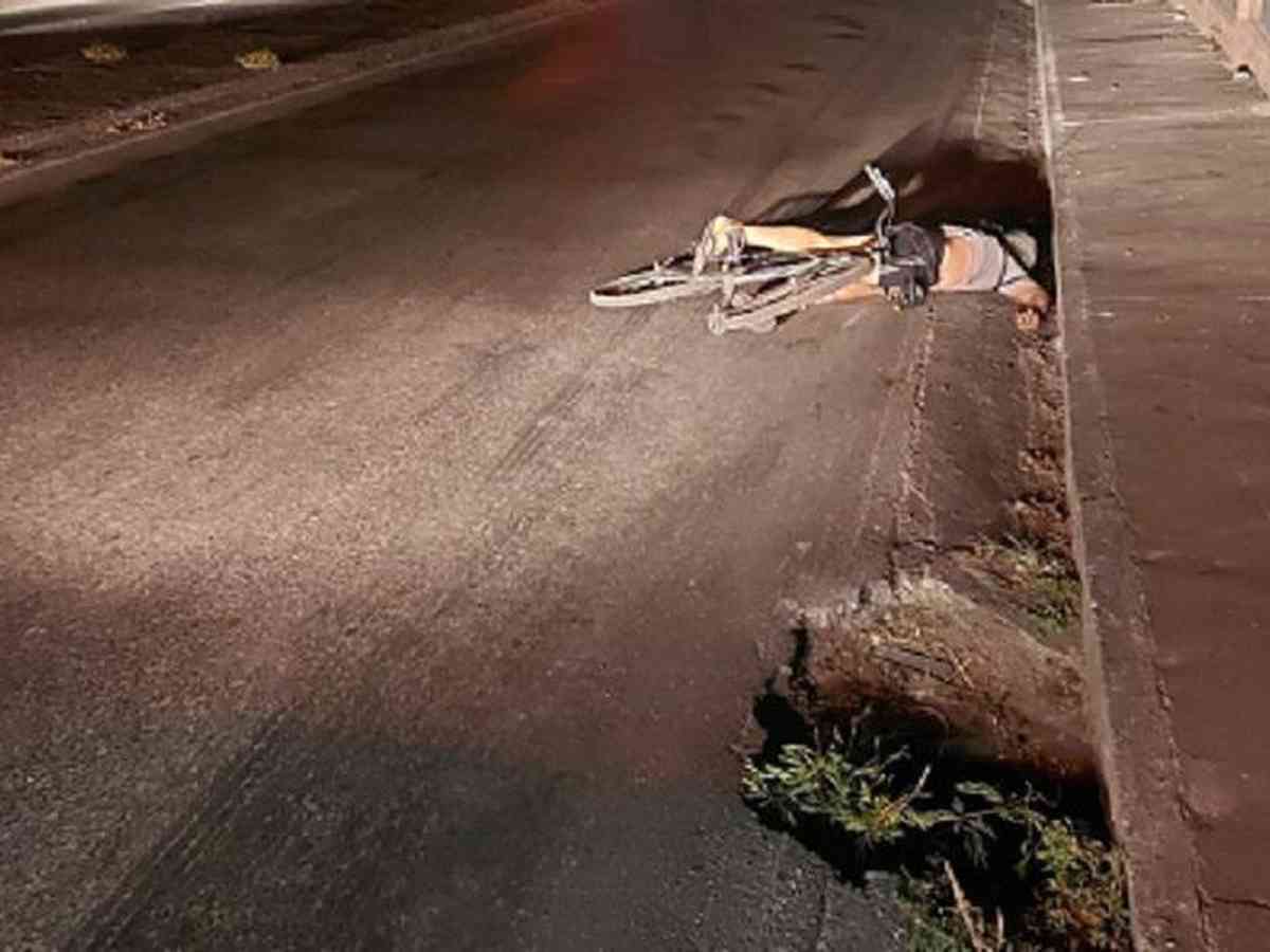 Ciclista cai em avenida e por um triz não vai parar debaixo de