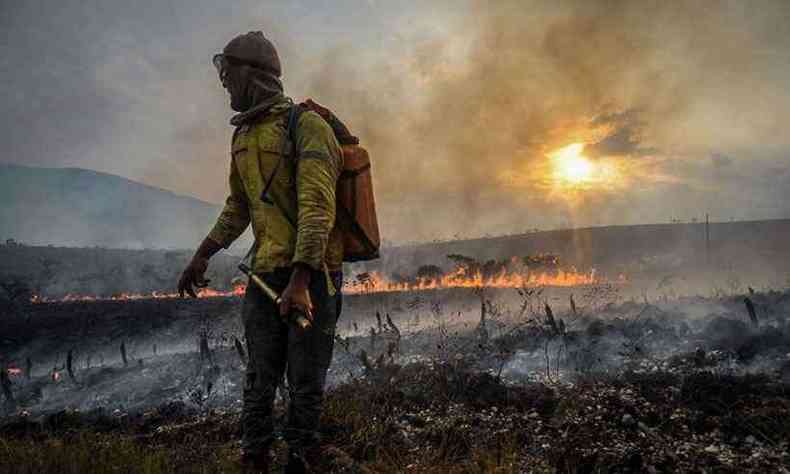 Brigadistas se esforam para debelar o fogo em vegetao de cerrado em Santana do Riacho em outubro do ano passado
