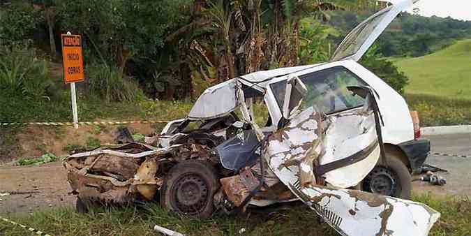 Com o impacto da batida, o Fiat Uno ficou completamente destrudo(foto: Corpo de Bombeiros de Alfenas )