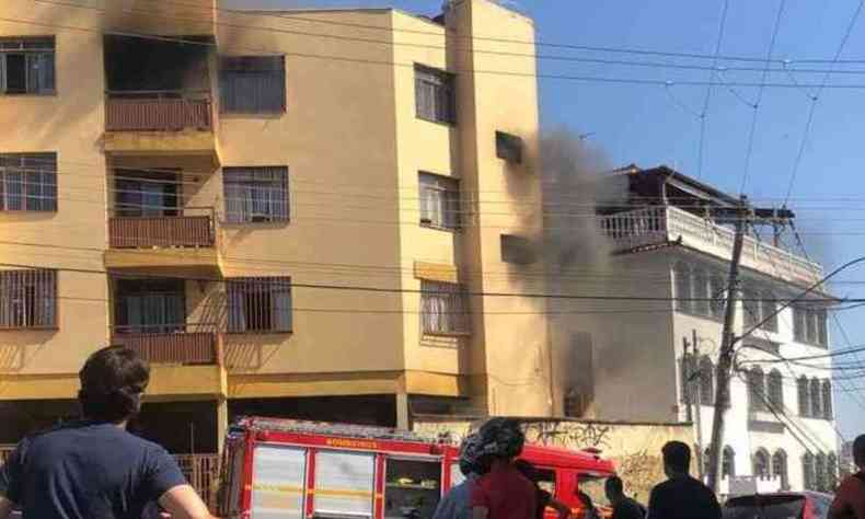 Incndio em apartamento preocupou vizinhos do edifcio na Rua Jussara, no Bairro Graa(foto: Reproduo/WhatsApp)