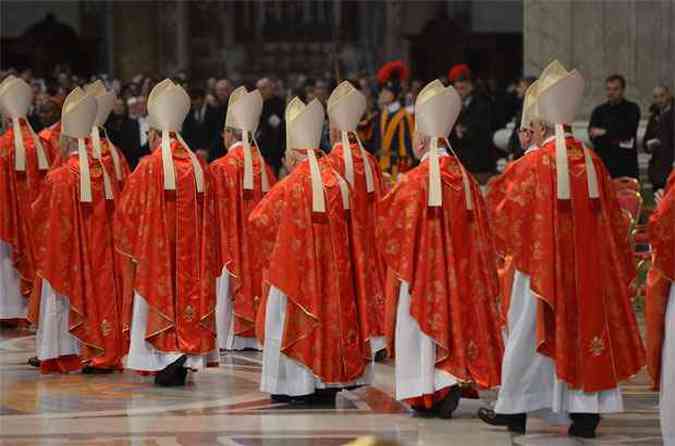 Cardeais participam de missa antes do incio do conclave(foto: AFP PHOTO / GABRIEL BOUYS )