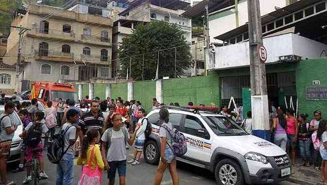 Alunos da escola onde aconteceu o crime ficaram desesperados no momento das agresses(foto: Manhuau/Notcias)