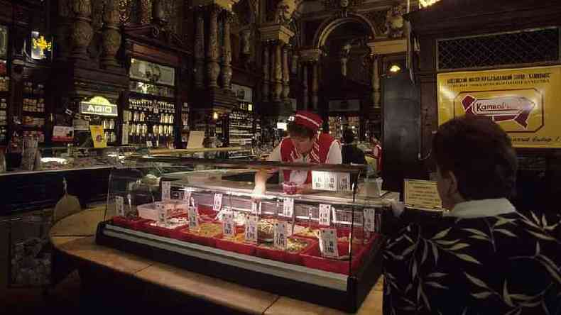 A loja, retratada aqui em 1998, ainda era movimentada e tinha prateleiras cheias(foto: Getty Images)
