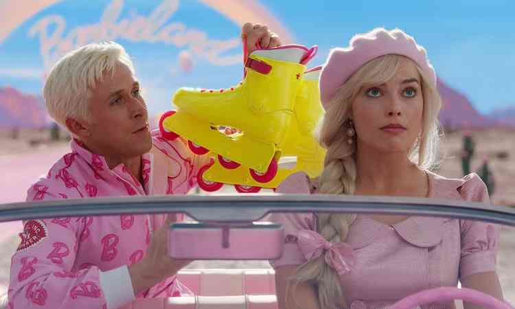 Atores Ryan Gosling e Margot Robie em cena de Barbie