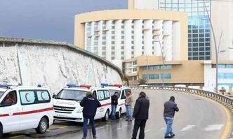 For�as de ordem l�bias cercavam h� v�rias horas o luxuoso hotel Corinthia, muito frequentado por estrangeiros(foto: MAHMUD TURKIA)