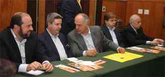 Na foto, o presidente do PSD Alexandre Silveira e os candidatos do PSDB ao senado e governo Antonio Anastasia e Pimenta da Veiga e o presidente do PV Agostinho Celio Andrade Patrus(foto: Edesio Ferreira/EM/D.A Press)