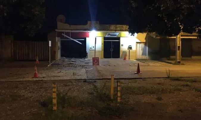 Agência do Bradesco ficou com a fachada destruída em Fruta de Leite depois do ataque criminoso(foto: Polícia Militar/ Divulgação ) Agência do Bradesco ficou com a fachada destruída em Fruta de Leite depois do ataque criminoso(foto: Polícia Militar/ Divulgação )